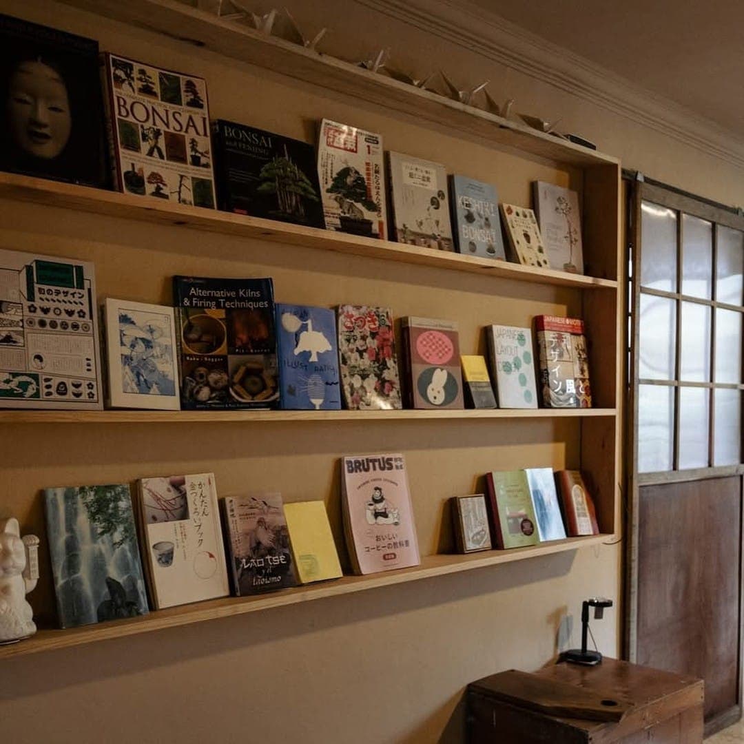 Repisa de libros de bonsái y diseño japonés en Deseo Nada Más