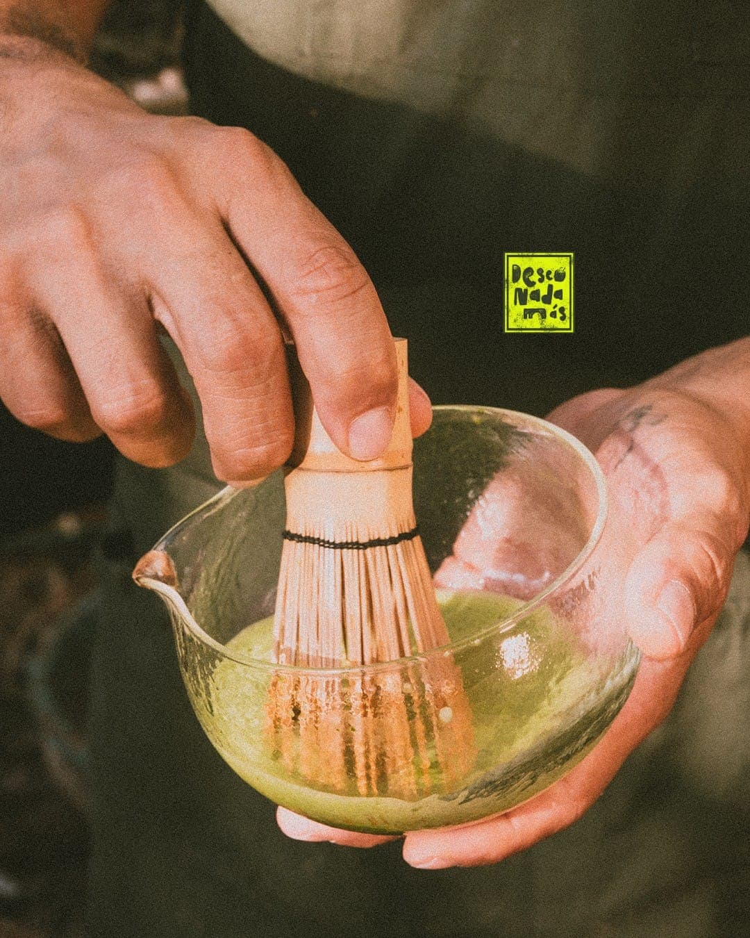 Matcha batido a mano en Deseo Nada Más