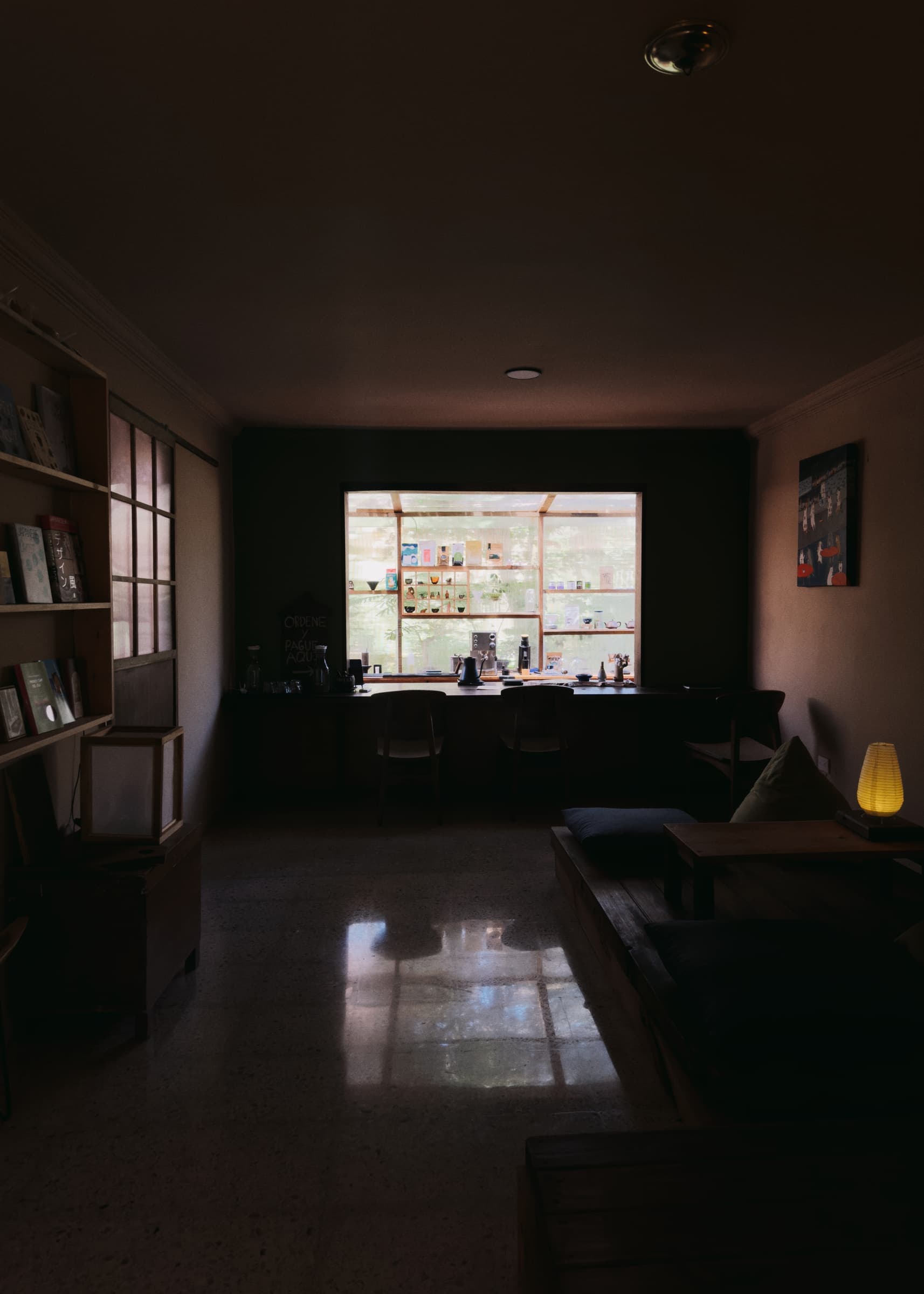 Interior de Deseo Nada Más, con la barra y la ventana