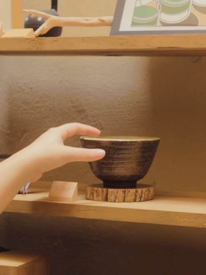 Chawan de cerámica con etiqueta de precio en la repisa de Deseo Nada Más