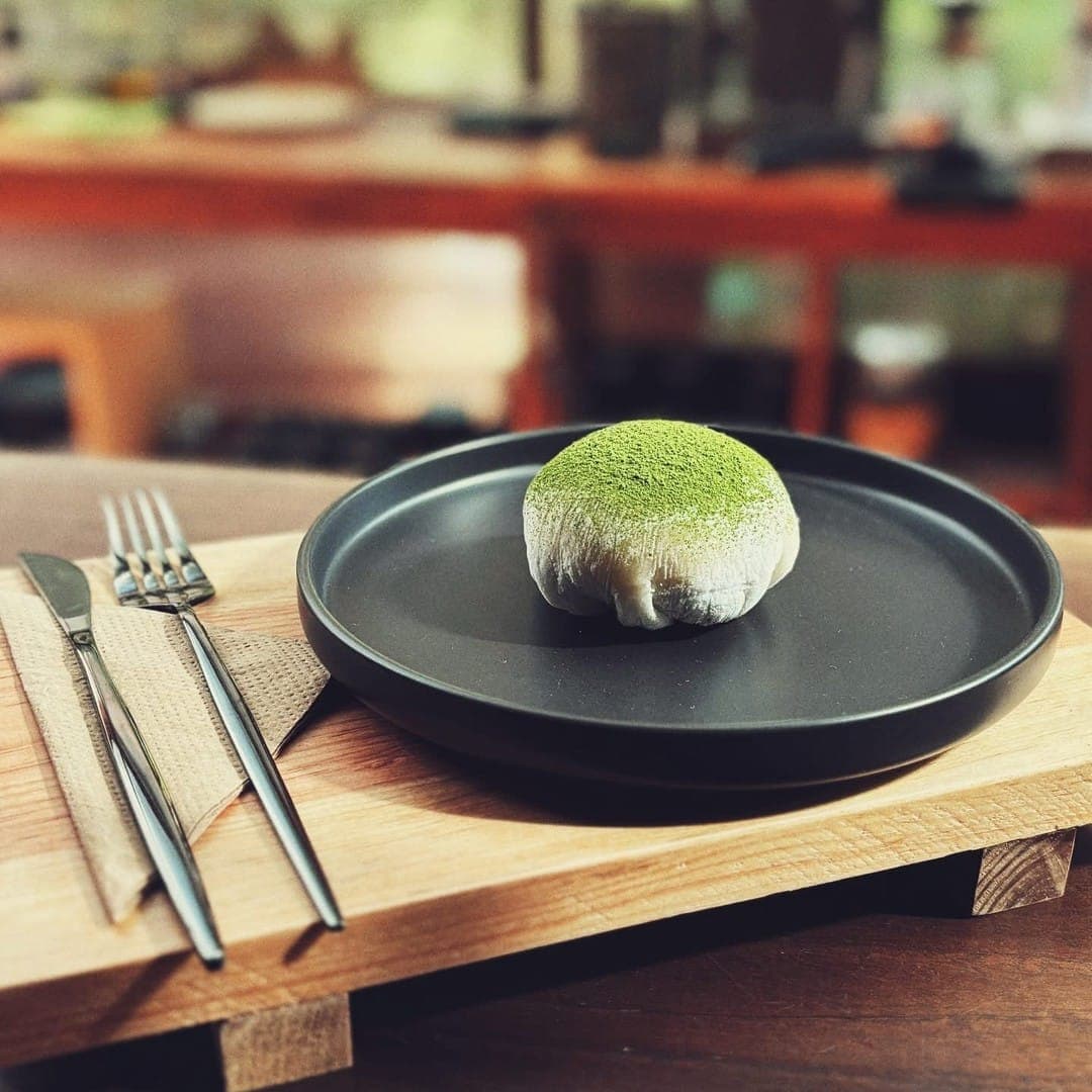 Mochi con matcha servido en Deseo Nada Más